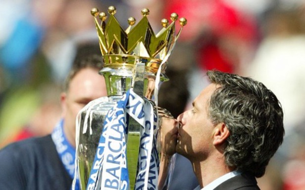 Jose-Mourinho-Premier-League-Trophy
